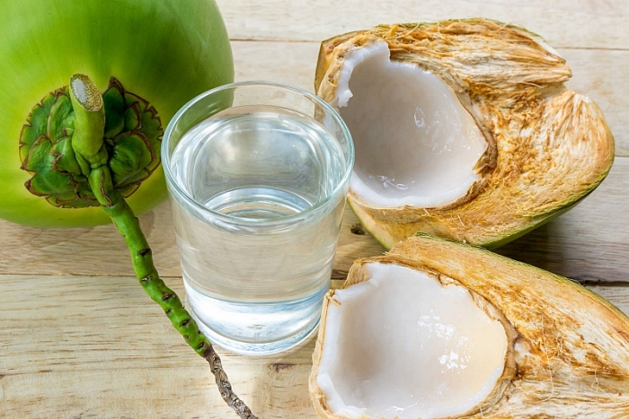 Nên uống nước dừa vào ban ngày, tối đa 4 quả/tuần.